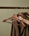 Zestaw 4 wieszaków SHP HARDI brązowy